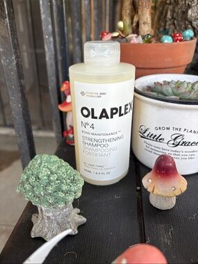 OLAPLEX No.4 Strengthening Shampoo - Cream/White Bottle